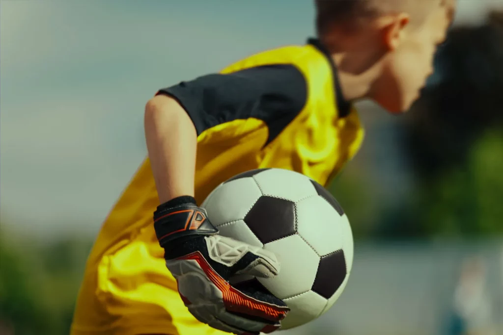 Le football moderne a redéfini le rôle du gardien de but, le transformant de simple dernier rempart en véritable initiateur des actions offensives...